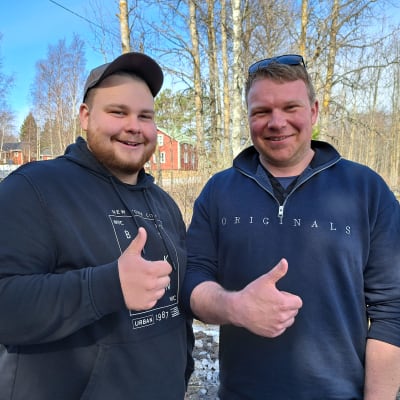 Amadeus Eriksson och Ewoud Nauta på jordbruksbesök i Björkö i Korsholm.
