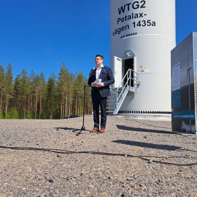Mikko Ollikainen håller tal vid invigningen av Takanebackens vindpark i Malax.