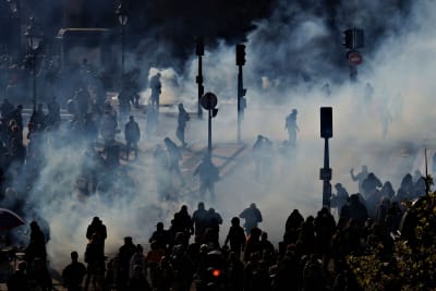 Demonstranter omgivna av tårgas i Paris den 13 april 2023.