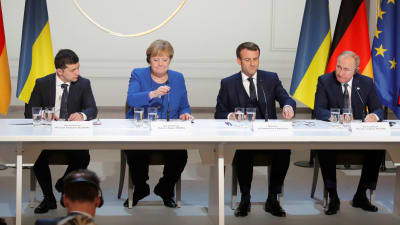 Bild på fyra presidenter vid ett bord.