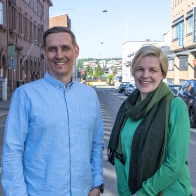 Patrik Björkman och Elina Duréault på en gata i Borgå.