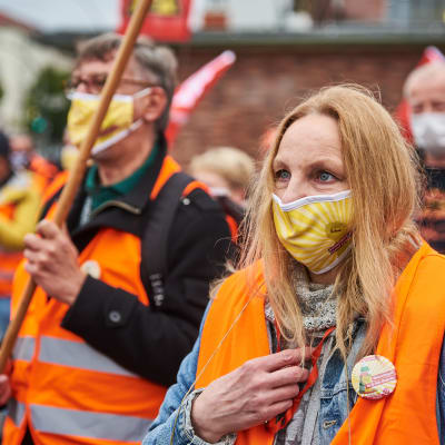 Lokalvårdare demonstrerar för högre löner i Berlin i mitten av oktober.