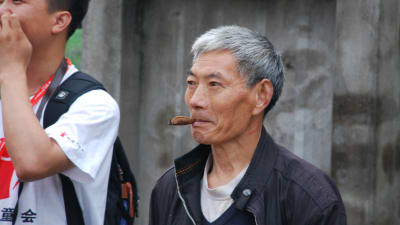 I trakter där det odlas tobak ser man män röka säregna cigariller som de själva har skapat. I de här områdena röker så gott som alla fullvuxna män.
