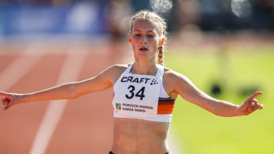 Nathalie Blomqvist korsar mållinjen.