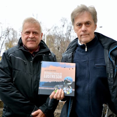 Bertel Nygård och Mikael Herrgård med deras gemensamma alster "Österbottniska lustresor"
