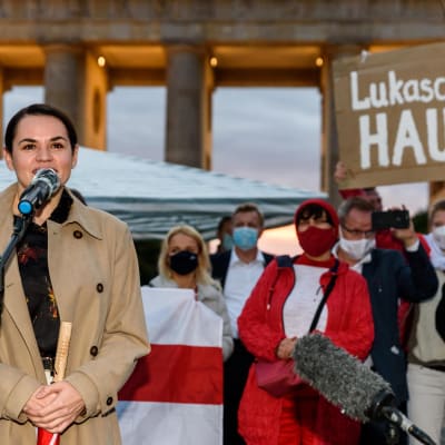 Svetlana Tichanovskaja håller ett tal i Berlin. 