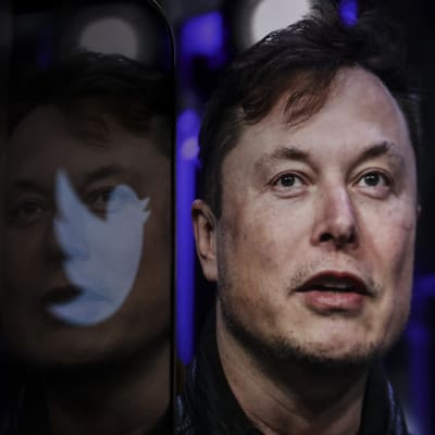 Elon Musk tittar uppåt och framåt. Bredvid honom en logo av Twitter.