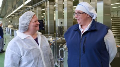 Hellen Junninen och Paula Kolppanen-Valli i Espoo Caterings nya storkök i Kilo.