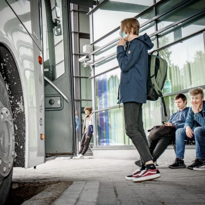 Nuorisoa pikkukaupungin bussiasemalla.