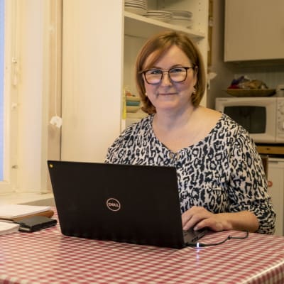 Torniolainen kansanedustaja Kaisa Juuso työkoneensa äärellä