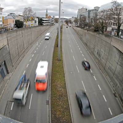 En bild på bilar som kör på en väg i Stuttgart, Tyskland.