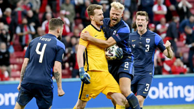 Finland firar efter Lukas Hradeckys straffräddning mot Danmark i EM.