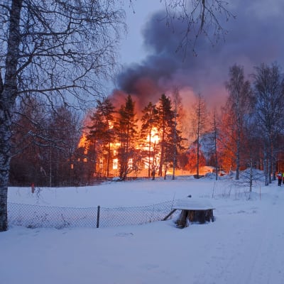 Rautjärven kirkko tulessa.