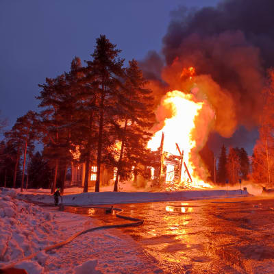Rautjärven kirkko tulessa.
