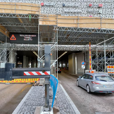 Teollisuuskadun tunneli suljettiin. Kyltissä lukee, että tunneli on suljettu.