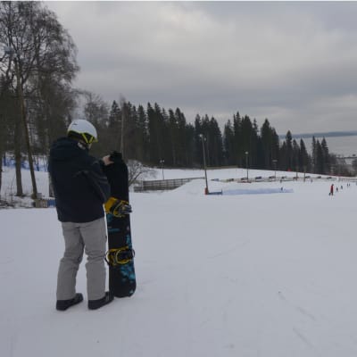 Lumilautailija Messilässä.