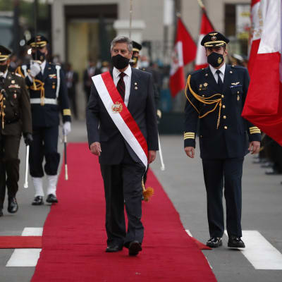 Perun uusi presidentti Francisco Sagasti virkavalatilaisuudessa