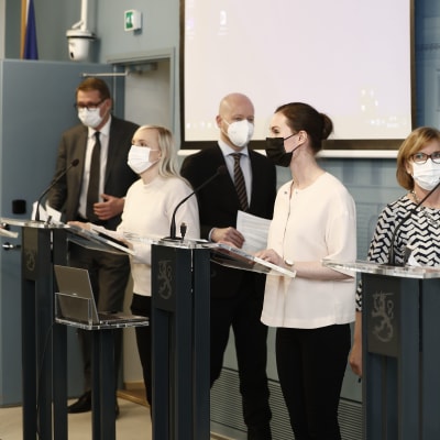 Regeringen Marins partiledare uppställda för presskonferens.