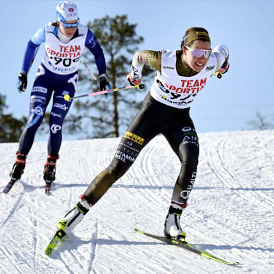 Krista Pärmäskoski och Kerttu Niskanen åker skidor.