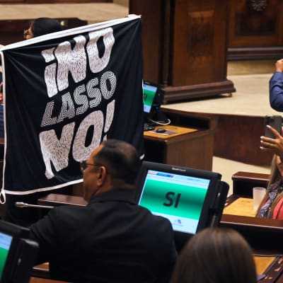 Medlemmar i nationalförsamlingen i Quito röstar för att  Ecuadors president Guillermo Lasso ska ställas inför riksrätt för  korruption.    