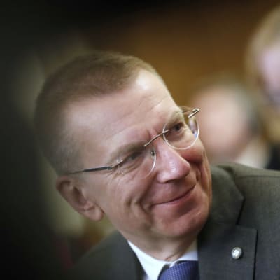 Den lettländska politikern Edgars Rinkevics ler och tittar åt höger.