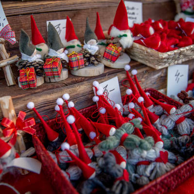 Juldekorationer till salu på julmarknad.