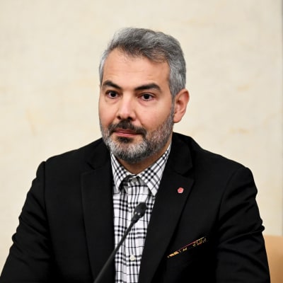SDP:n Hussein al-Taee eduskunnan talousvaliokunnan tiedotustilaisuudessa Helsingissä 9. helmikuuta 2023.