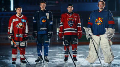 Fyra ishockeykillar från serien Lejondrömmen.