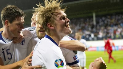 Fredrik Jensen firar efter mål mot Armenien.