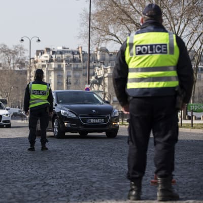 Franska poliser övervakar körförbudet.