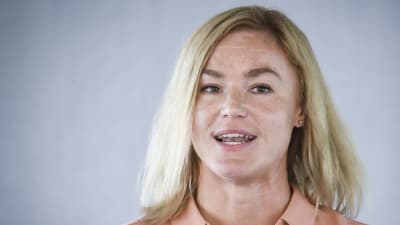 Heidi Pihlaja talar.