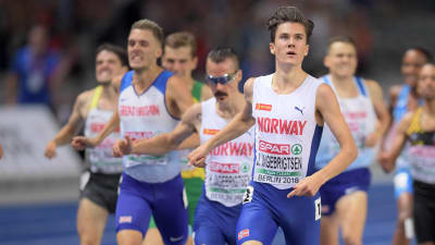 Jakob Ingebrigtsen etta över mållinjen.