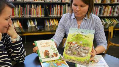 Bibliotekarier med barnböcker om odling