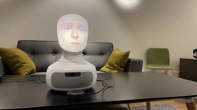 Den sociala roboten Furhat i Åbo Akademis Experience lab i Vasa.