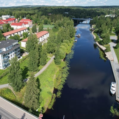 Jämsänjoki ja kerrostaloja, ilmakuva.