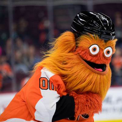Philadelphia Flyers nya orangehåriga NHL-maskot "Gritty" med svart hjälm.