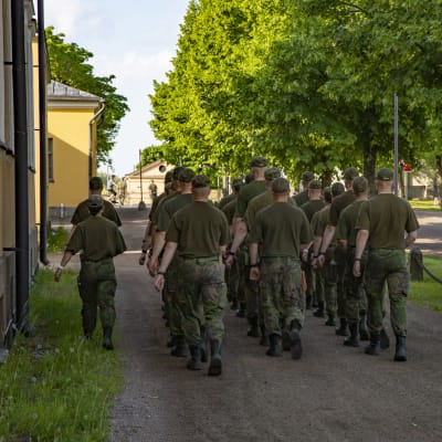 Nuoria miehiä armeijassa marssii Haminassa.