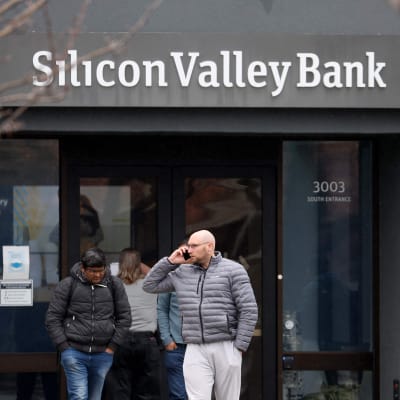 Människor utanför Silicon Valley Banks kontor i Stanta Clara i Kalifornien.