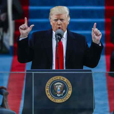 Donald Trump håller upp sina pekfingrar i luften medan han talar.