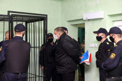 Sergej Tichanovskij eskorteras 14.12.2021 till rättegången i staden Gomel där han hållits fängslad.