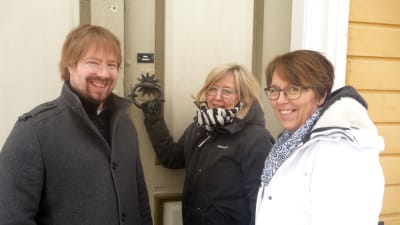Tomi Tornberg, Katri Lax och Patrica Strömbäck utanför Malax kyrka