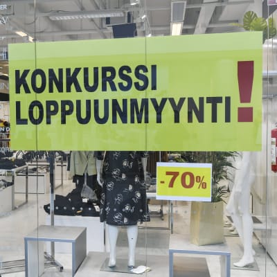 Konkurssiloppuunmyynti vaateliike Moda Broncossa.