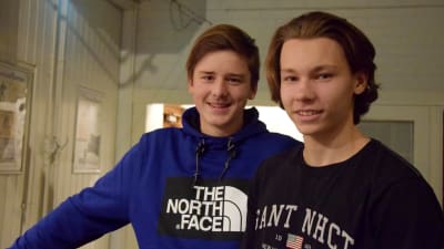 Tonåringarna Wictor Siggberg och Magnus Vikman.