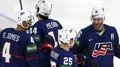 USA-spelare firar 4–0-målet i matchen mot Lettland.