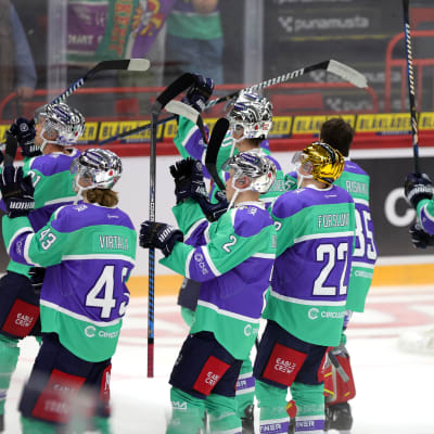 Jokerit tackar supportrarna i Helsingfors ishall.