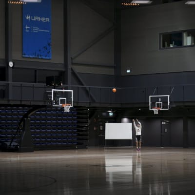 Koripalloilija heittää palloa Urhea-hallissa Helsingissä 28. joulukuuta 2021.