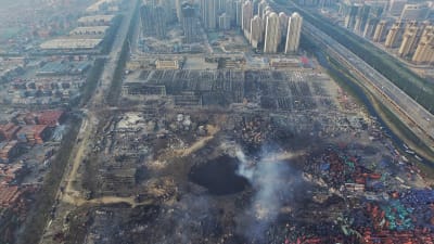 Förödelse efter explosion i hamnen i Tianjin.
