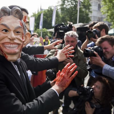 Demonstrant föreställande Tony Blair i London.