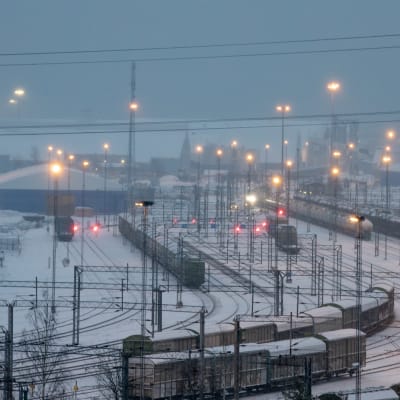 Järnvägsspår och tågvagnar i Kotka hamn.
