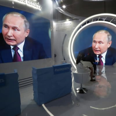 Vladimir Putin esiintyy talousfoorumissa videoyhteyden välityksellä.
